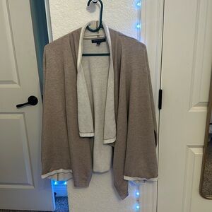 Banana republic tan cardigan
Gently used
Great condition!